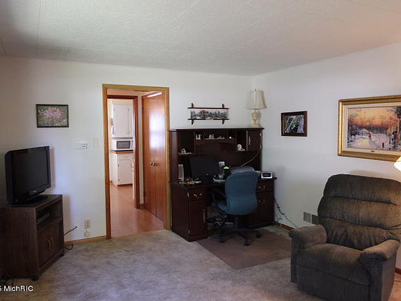 4th image of 300 E 12th St