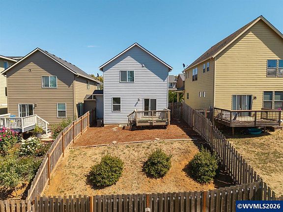 4th image of 847 Crouchen St NW