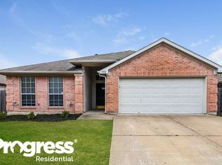 902 Fish Creek Dr, Arlington, TX 76018