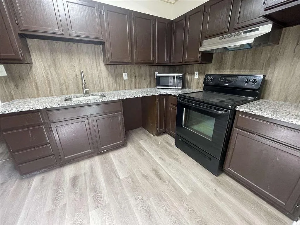 5 bed, 1.0 bath, 2300 sqft, $2,500 — Photo 4