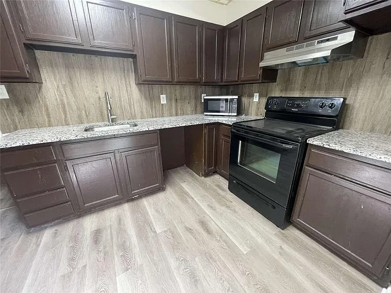 917 Center St — Photo 4