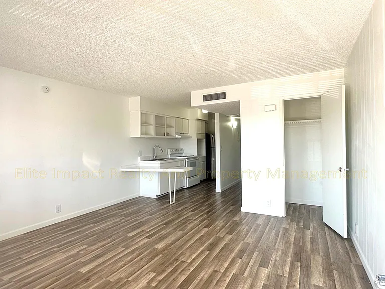 301 W Helen St — Photo 2