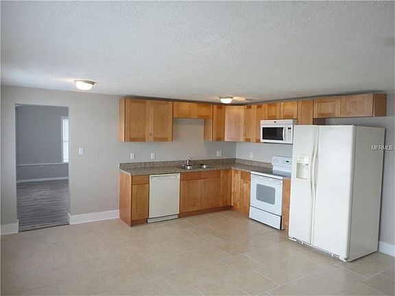 3rd image of 290 Lakeshore Dr
