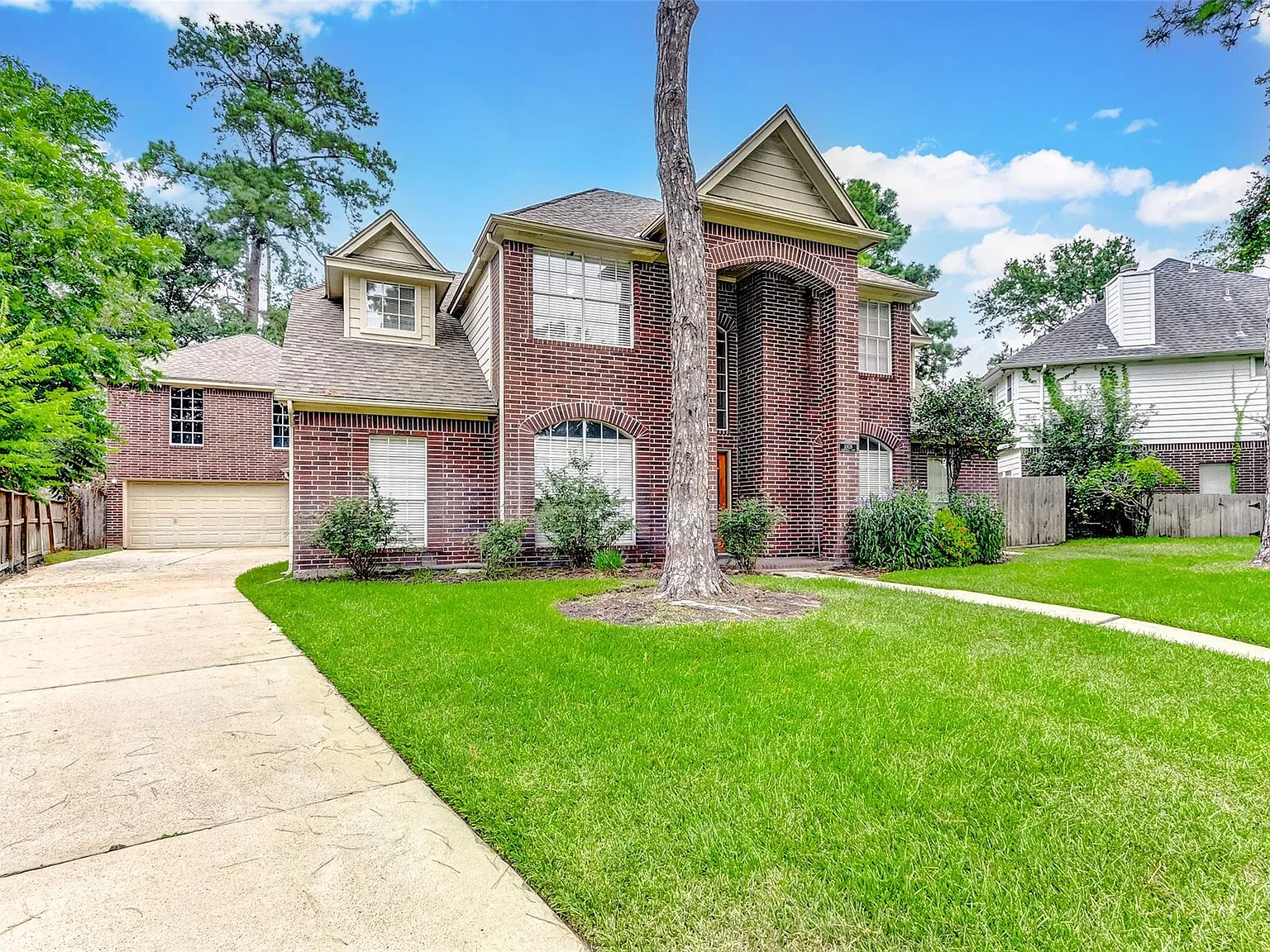 4 bed, 2.5 bath, 2909 sqft, $2,400 — Photo 2