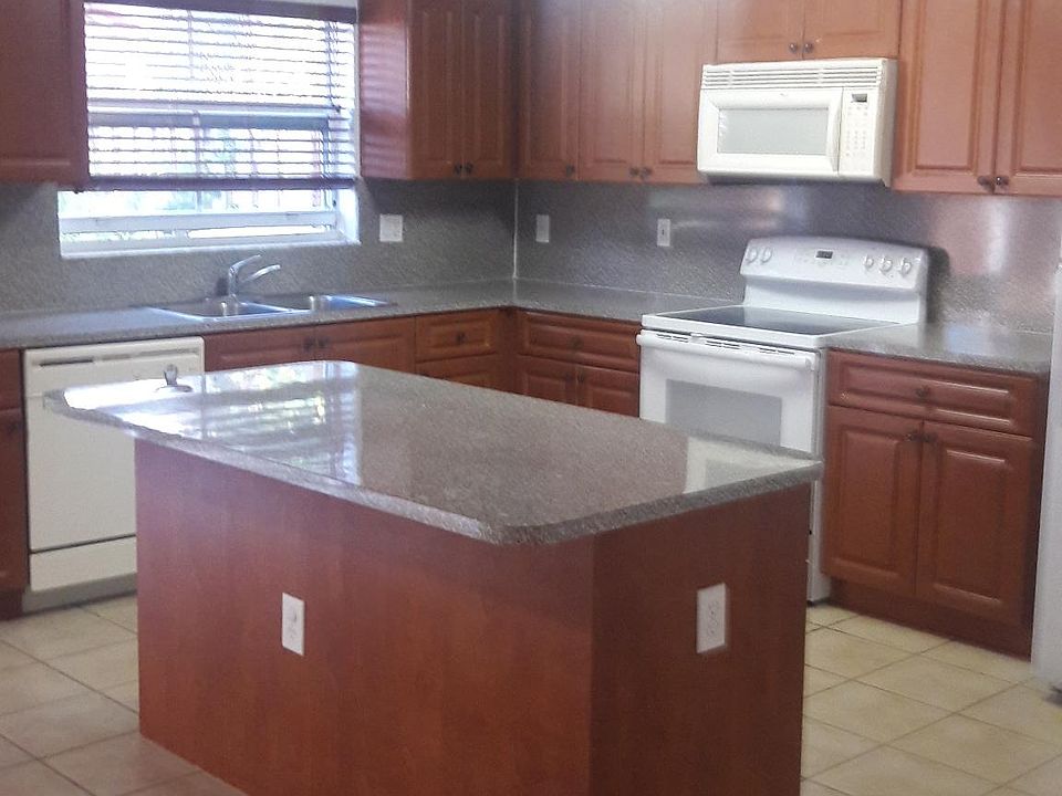 1st image of 15238 SW 31st Ln