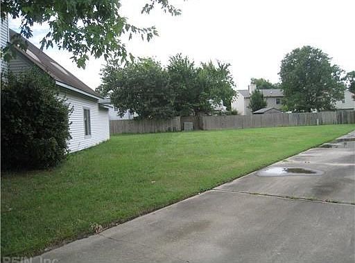 3rd image of 815 Housman Ct