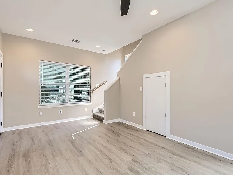 11007 Elm St — Photo 5