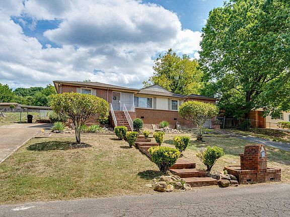 3rd image of 210 Glenwood Cir