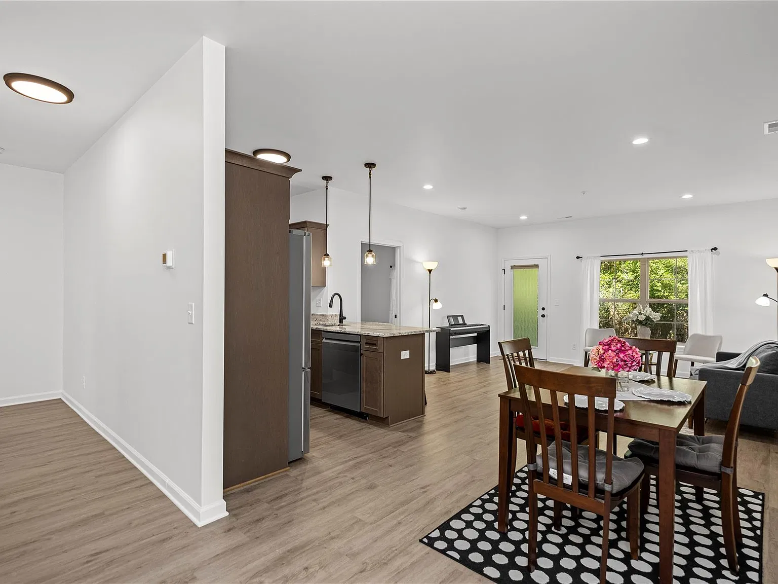 2 bed, 2.0 bath, 1175 sqft, $2,100 — Photo 4