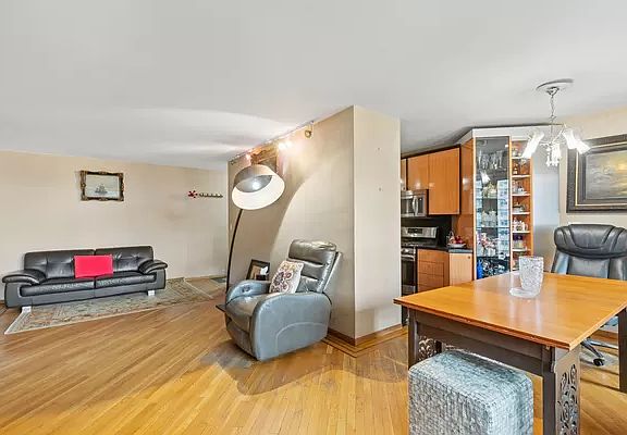 5th image of 2928 W 5th St APT 9C