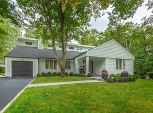 87 Willow Gate, East Hills, NY 11577