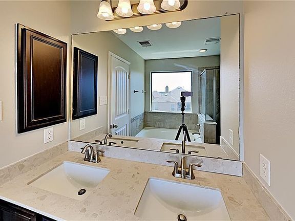3rd image of 5821 Pescia St
