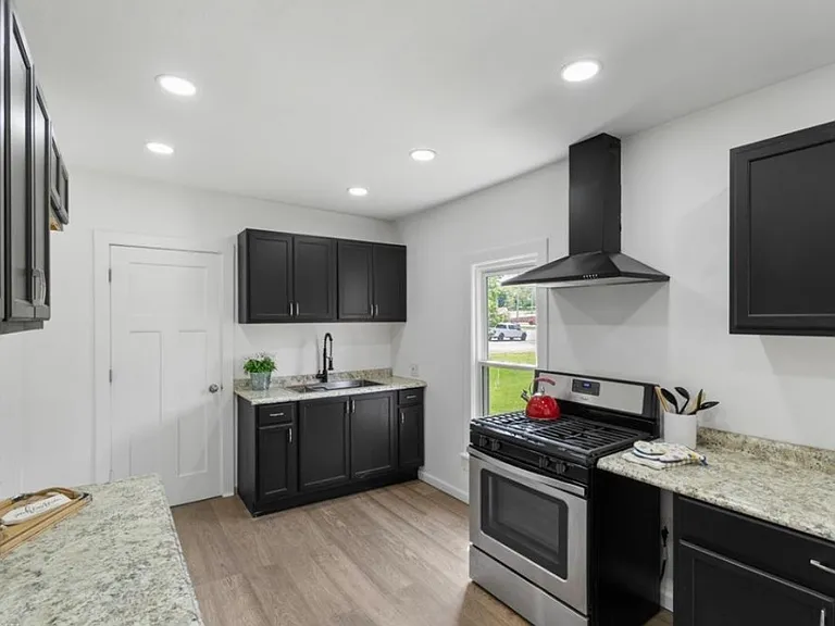 123 Rainbow St — Photo 3