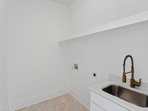 3rd image of 111 Kenneth Ln