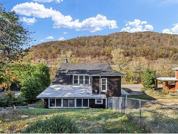 5th image of 604 Greenbrier Dr