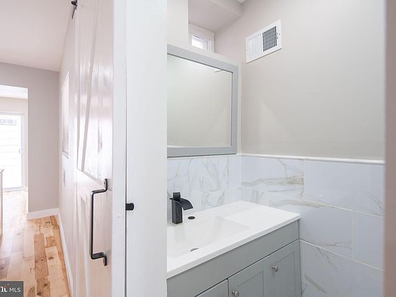 5th image of 2604 S Percy St
