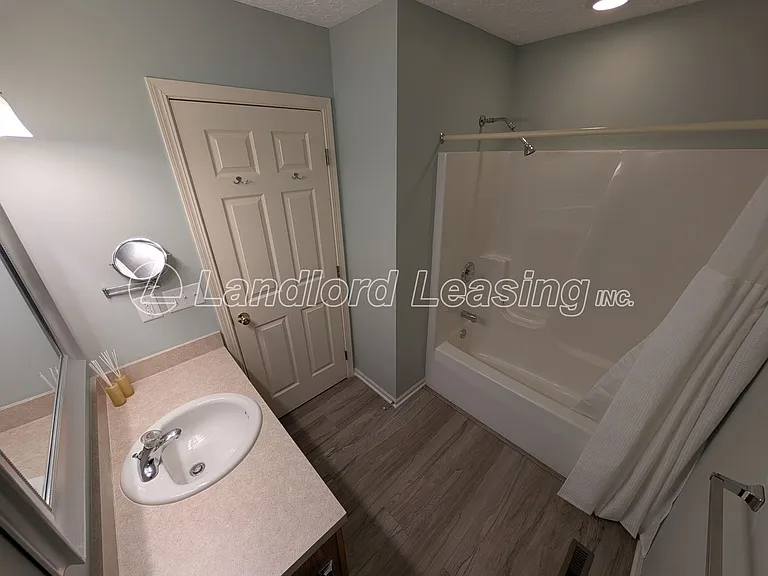 1417 Hollow Wood Ln — Photo 18