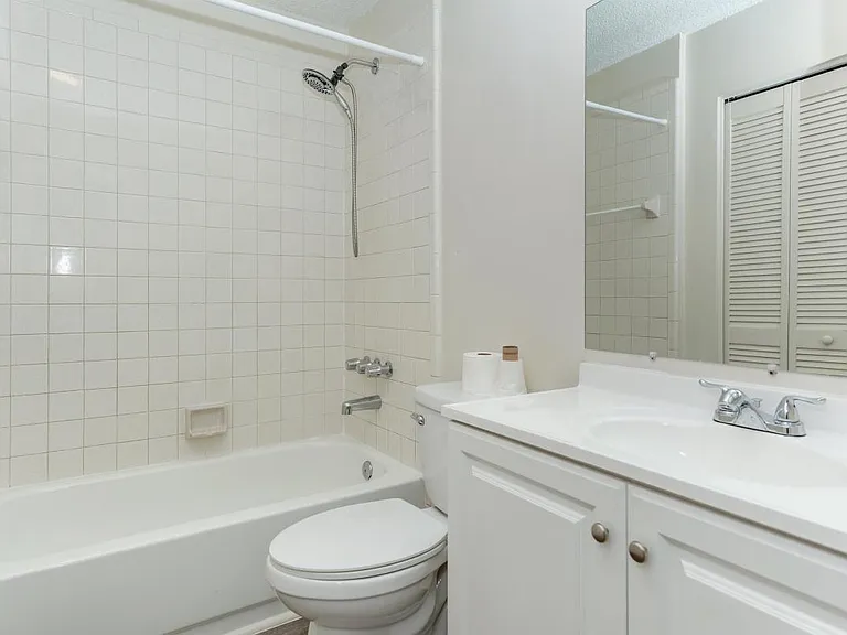 55 E 9th St — Photo 21