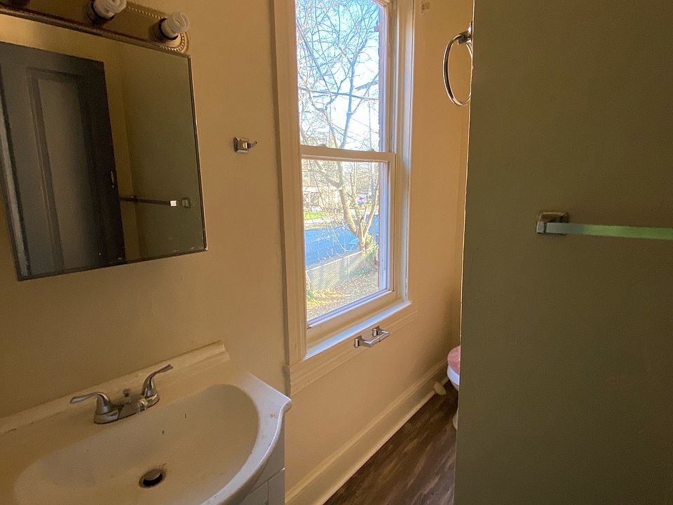 1st image of 402 E Market St #2R