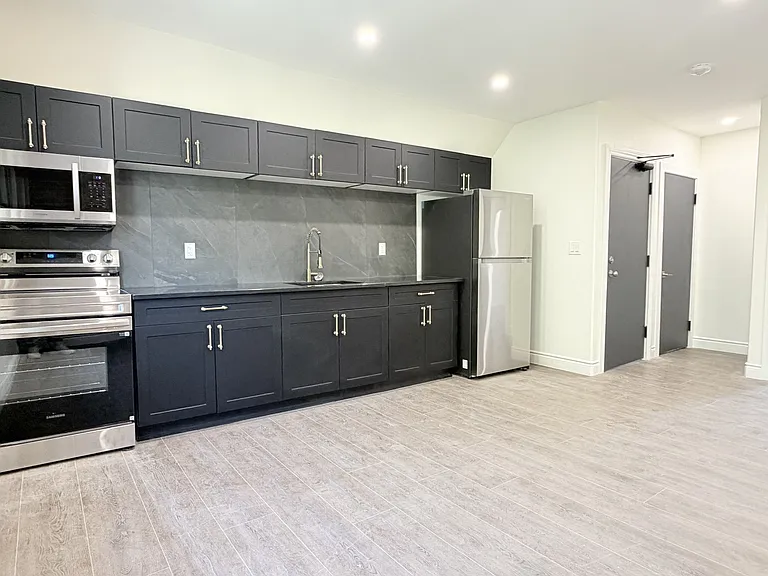 691 Ouellette Ave #8 — Photo 5