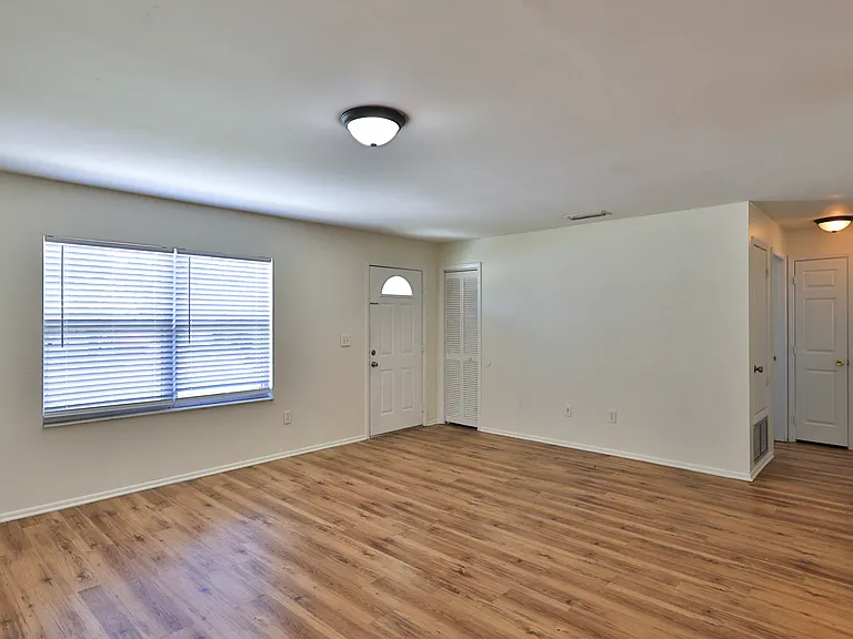1404 Dexter Dr N — Photo 5