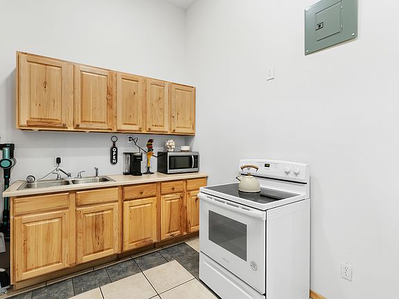 2nd image of 216 N 1st St