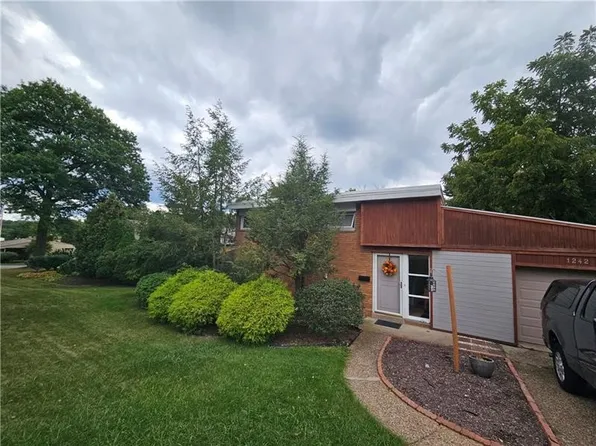 1242 Lakemont Dr, Pittsburgh, PA 15243