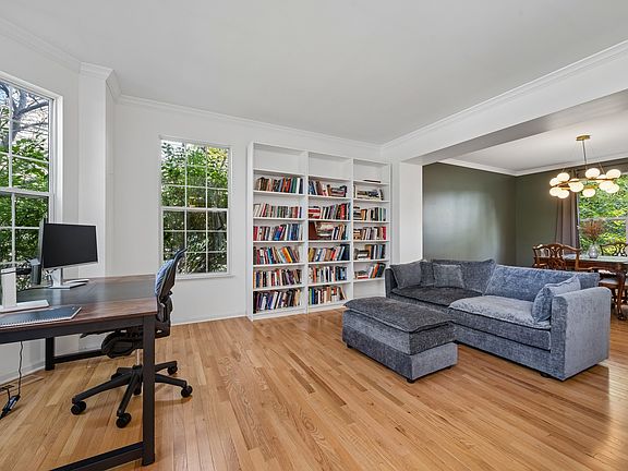 5th image of 915 Charlton Rd