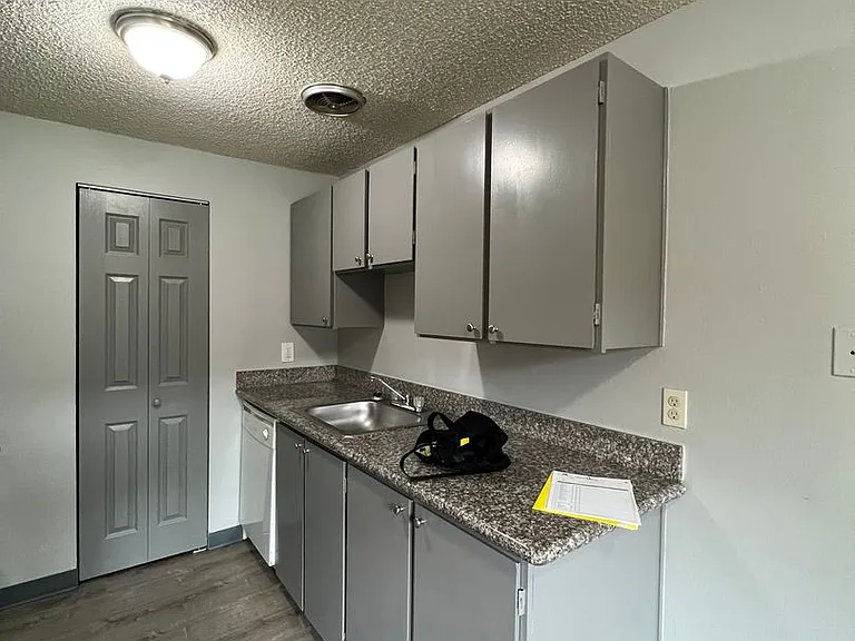 Surrey Square Apartments — Photo 20
