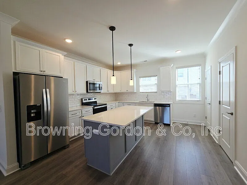 2 bed, 3.5 bath, 1901 sqft, $2,400 — Photo 2