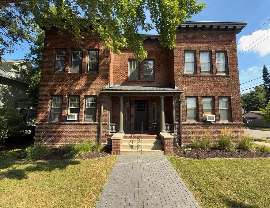 Upper-Level S Mpls Brownstone Unit Available 9/1 — Photo 2