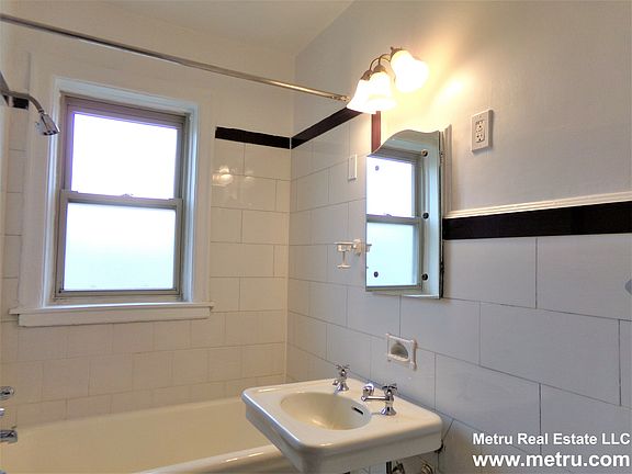 2nd image of 5232 N Rockwell St #1