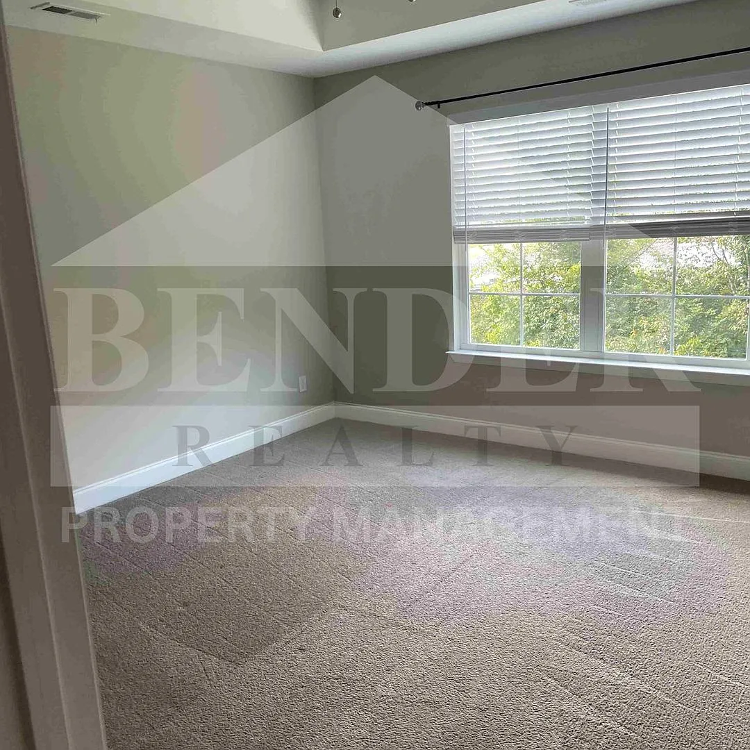 ** Reduced ** Beautiful Townhome — Photo 4