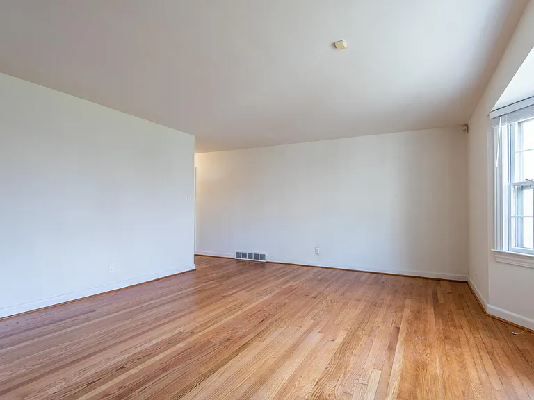 319 Magnolia St — Photo 6