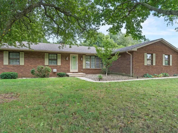 410 S 8th St, Girard, IL 62640