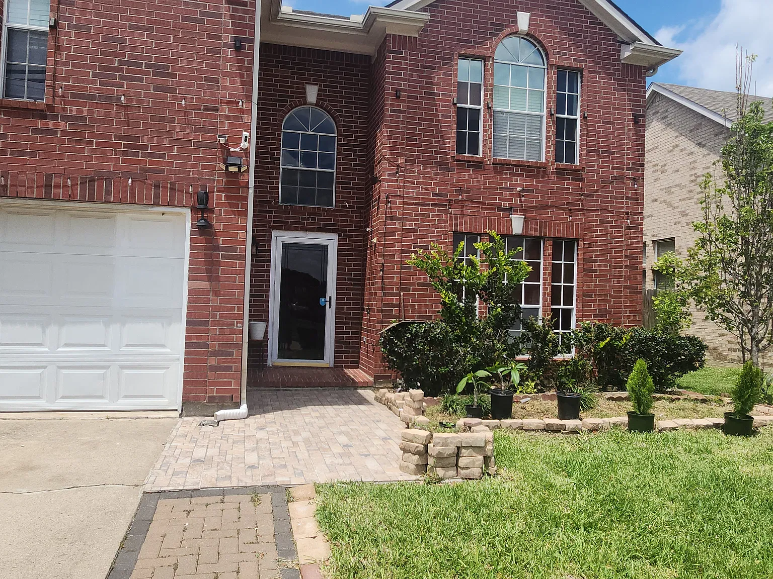 6 bed, 3284 sqft, $2,800 — Photo 2