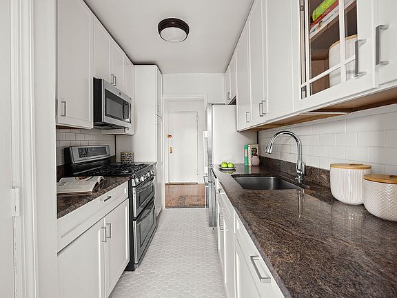 3rd image of 400 E 17th St APT 704