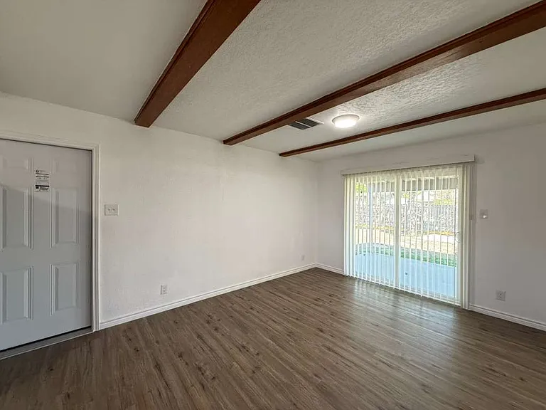 317 E Lindbergh Blvd — Photo 3