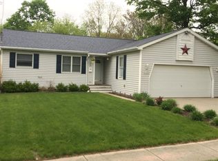 105 6th St, Fenton, MI 48430