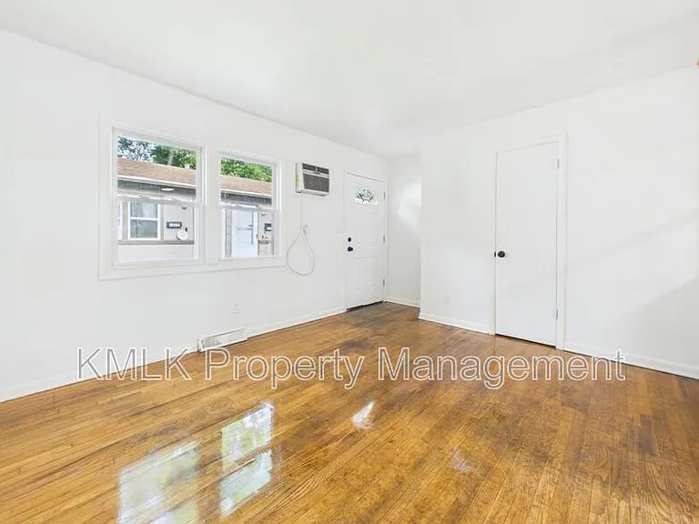 1624 Merrill Ave — Photo 4