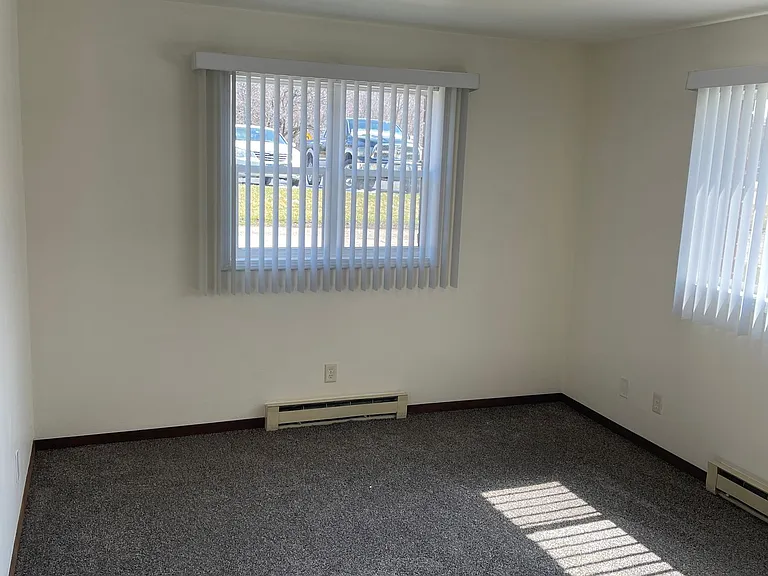 Immaculate Updated 1 and 2 Bedrooms with 1 Bath — Photo 12