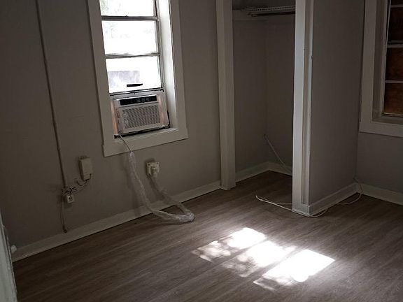 5th image of 227 10th Ave W