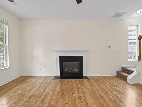 3rd image of 517 Logan Rd