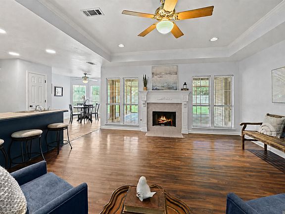 4th image of 44401 Pecan Oaks Ave