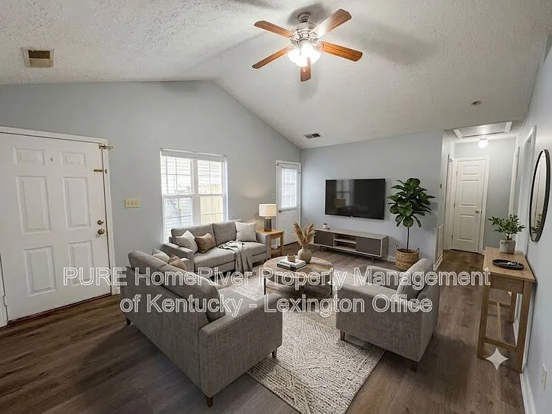 3 bed, 2.0 bath, 1040 sqft, $1,595 — Photo 4
