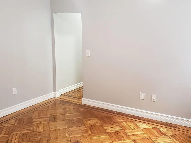 100 W 33rd St — Photo 10