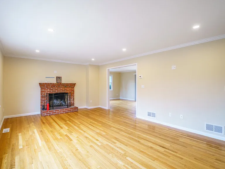 300 Adams St — Photo 16