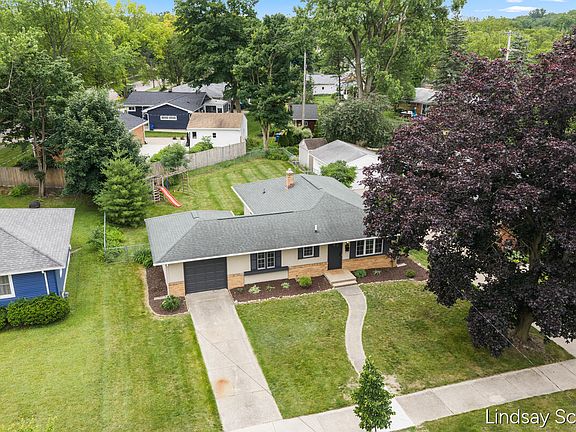 2nd image of 160 Boltwood Dr NE