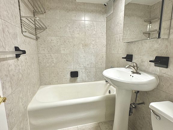 4th image of 320 E 42nd St APT 903