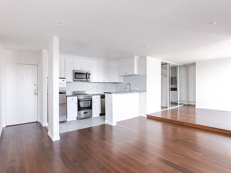 724 N West Knoll Dr — Photo 2